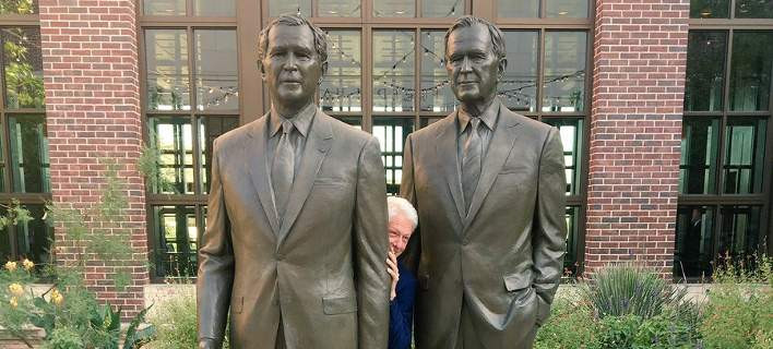 Ο Μπιλ Κλίντον πόζαρε… παιχνιδιάρικα και το διαδίκτυο «έπεσε» (βίντεο)